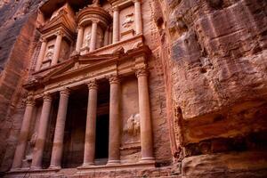 Schönheit von Felsen und uralt die Architektur im Petra, Jordanien. uralt Tempel im Petra, Jordanien. foto