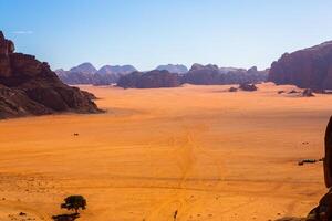 Wadi Rum Wüste im Jordanien. auf das Sonnenuntergang. Panorama von schön Sand Muster auf das Düne. Wüste Landschaft im Jordanien. foto