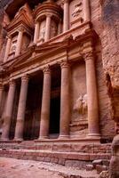 Schönheit von Felsen und uralt die Architektur im Petra, Jordanien. uralt Tempel im Petra, Jordanien. foto