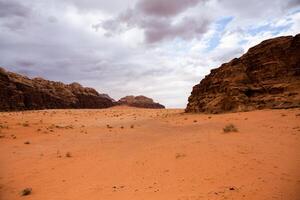 Wadi Rum Wüste im Jordanien. auf das Sonnenuntergang. Panorama von schön Sand Muster auf das Düne. Wüste Landschaft im Jordanien. foto