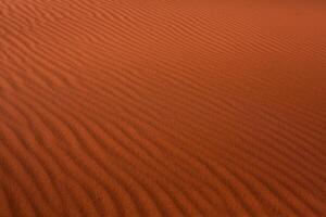 Wadi Rum Wüste im Jordanien. auf das Sonnenuntergang. Panorama von schön Sand Muster auf das Düne. Wüste Landschaft im Jordanien. foto