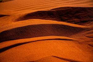 Wadi Rum Wüste im Jordanien. auf das Sonnenuntergang. Panorama von schön Sand Muster auf das Düne. Wüste Landschaft im Jordanien. foto