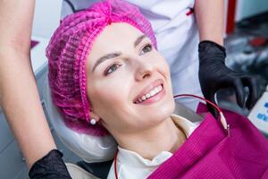 Zahnarzt Prüfung Zähne von ein jung Frau geduldig im ein Dental Klinik. Zahnheilkunde Konzept. Zahnarzt und geduldig im das Dental Büro. foto