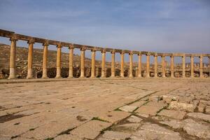 römisch Ruinen im das jordanisch Stadt von Jerash. das Ruinen von das ummauert griechisch-römisch Siedlung von gerasa gerade draußen das modern Stadt. das Jerash archäologisch Museum. foto