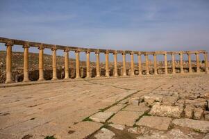 römisch Ruinen im das jordanisch Stadt von Jerash. das Ruinen von das ummauert griechisch-römisch Siedlung von gerasa gerade draußen das modern Stadt. das Jerash archäologisch Museum. foto