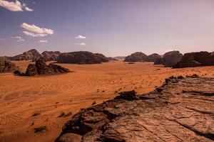 Wadi Rum Wüste im Jordanien. auf das Sonnenuntergang. Panorama von schön Sand Muster auf das Düne. Wüste Landschaft im Jordanien. foto