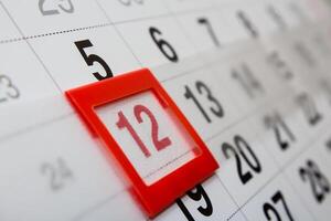 Kalender zeigen das Monat und Individuell Tage mit das Ecke umgedreht oben zu verraten Teil von das Monat unten foto