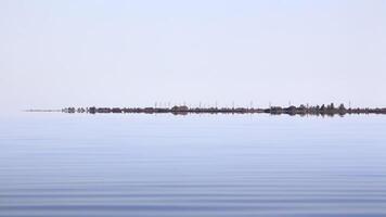 Bank auf das andere Seite von das Fluss foto