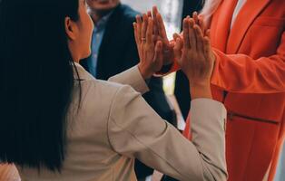 gruppe junger asiatischer geschäftsteams kreative geschäftsleute mitarbeiter im büro glücklich über erfolgreiche partnerschaft teamarbeit zur feier von leistung und erfolgskonzept. foto