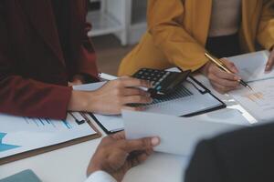 finanzanalysten analysieren während einer diskussion auf einem unternehmenstreffen geschäftsfinanzberichte zu einem investitionsprojekt zur planung digitaler tabletten und zeigen die ergebnisse ihrer erfolgreichen teamarbeit. foto