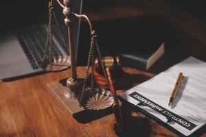 Bild von des Richters Hammer, Waage Dame von Gerechtigkeit, Gesetz Buch, Laptop Computer und Vertrag Unterlagen mit Stift Konzept von Gesetz und Gerechtigkeit. foto