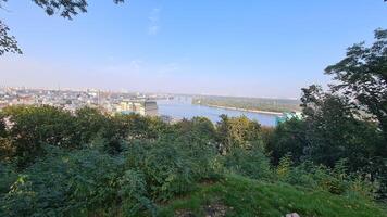 Panorama von das Dnjepr Fluss, ein gehen um Kiew, das Hauptstadt von Ukraine foto