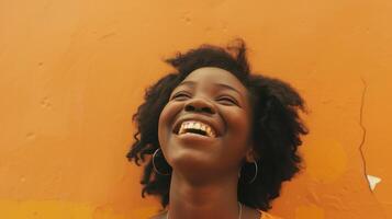 ai generiert im Vorderseite von ein Orange Hintergrund, ein jung Frau ist abgebildet Lachen freudig. foto