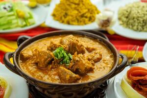 genießen das exquisit Lamm oder Rindfleisch Curry Rendang, bereit zu Sein genossen auf eid al-adha, Erfassen das Wesen von Feier im ein perfekt Foto, präsentieren kulinarisch Meisterschaft und festlich Genuss foto