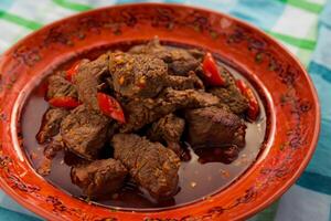 genießen das exquisit Lamm oder Rindfleisch Curry Rendang, bereit zu Sein genossen auf eid al-adha, Erfassen das Wesen von Feier im ein perfekt Foto, präsentieren kulinarisch Meisterschaft und festlich Genuss foto