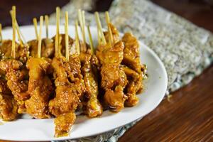 hingeben im das Schönheit von schön satay, wo Spieße von mariniert Freude sind gegrillt zu golden Perfektion, Angebot ein Symphonie von Geschmack im jeder beissen, ein kulinarisch Kunst zu genießen foto