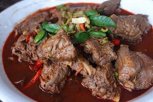 genießen das exquisit Lamm oder Rindfleisch Curry Rendang, bereit zu Sein genossen auf eid al-adha, Erfassen das Wesen von Feier im ein perfekt Foto, präsentieren kulinarisch Meisterschaft und festlich Genuss foto