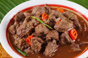 genießen das exquisit Lamm oder Rindfleisch Curry Rendang, bereit zu Sein genossen auf eid al-adha, Erfassen das Wesen von Feier im ein perfekt Foto, präsentieren kulinarisch Meisterschaft und festlich Genuss foto