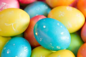 Ostern Freude ausgelassen im das Schönheit von schön Ostern Eier, wo beschwingt Farbtöne tanzen auf glatt Muscheln, Erstellen ein wunderlich Kaleidoskop von Freude, Prise festlich jubeln und bunt Eleganz foto