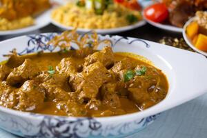 genießen das exquisit Lamm oder Rindfleisch Curry Rendang, bereit zu Sein genossen auf eid al-adha, Erfassen das Wesen von Feier im ein perfekt Foto, präsentieren kulinarisch Meisterschaft und festlich Genuss foto