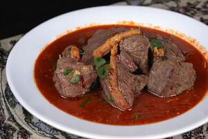 genießen das exquisit Lamm oder Rindfleisch Curry Rendang, bereit zu Sein genossen auf eid al-adha, Erfassen das Wesen von Feier im ein perfekt Foto, präsentieren kulinarisch Meisterschaft und festlich Genuss foto