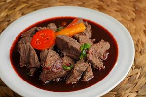 genießen das exquisit Lamm oder Rindfleisch Curry Rendang, bereit zu Sein genossen auf eid al-adha, Erfassen das Wesen von Feier im ein perfekt Foto, präsentieren kulinarisch Meisterschaft und festlich Genuss foto