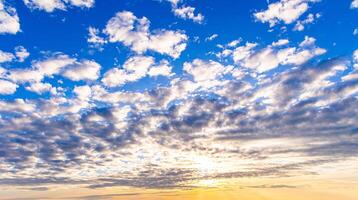 Blau Himmel Morgen Himmel auf ein Winter Morgen. foto