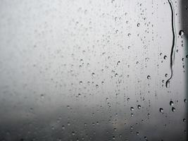 Regentropfen auf Fensterglas. foto