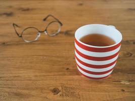 Tasse Tee mit roten weißen Streifen. foto