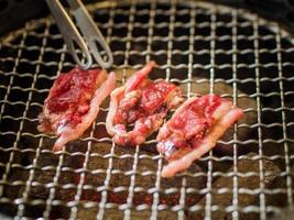 Grillen von Rindfleischscheiben im Grillrestaurant. foto