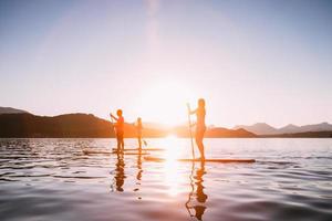 Stand Up Paddle bei Sonnenuntergang foto