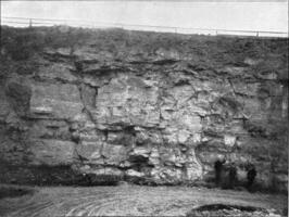 Profil Aussicht von das eringsdorf Kalkstein Steinbruch in der Nähe von Weimar welche enthält Überreste von Säugetier- Knochen von Taubach Jäger, Jahrgang Gravur. foto