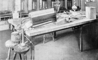 Besondere Arbeit Tabelle im das zuerst chemisch Labor von das Universität von Berlin, Jahrgang Gravur. foto