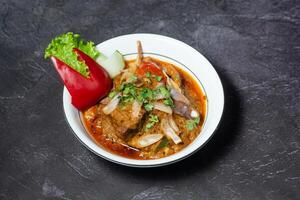 würzig Hammelfleisch Karahi serviert im Gericht isoliert auf grau Hintergrund oben Aussicht von indisch und Bangladesch Essen foto