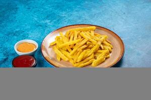 knusprig Französisch Fritten oder Kartoffel Chips mit Mayo tauchen und Tomate Soße serviert im ein Teller Seite Aussicht Aussicht foto