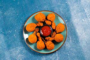 tief gebraten Hähnchen lolipop oder Hähnchen Trommelstock mit Tomate Soße und Mayo tauchen serviert im ein Gericht isoliert auf Hintergrund Seite Aussicht foto