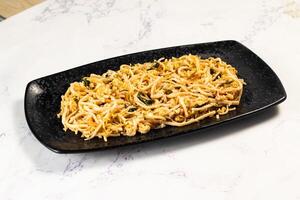 würzig Gemüse Chow mein im ein schwarz Tablett isoliert auf Marmor Hintergrund oben Aussicht von Chinesisch Essen foto