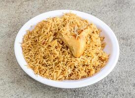 murg pulao oder Hähnchen Polao Biryani Reis serviert im Teller isoliert auf grau Hintergrund oben Aussicht von pakistanisch und indisch Gewürze Essen foto