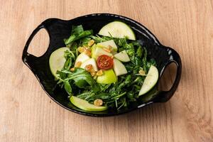 frisch gesund Apfel Salat mit Grün Blätter serviert im Gericht isoliert auf Tabelle oben Aussicht von arabisch Essen foto
