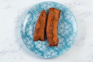 tief gebraten Aubergine pakora oder begonneni serviert im ein Gericht isoliert auf Hintergrund oben Aussicht von indisch und Bengali Essen foto