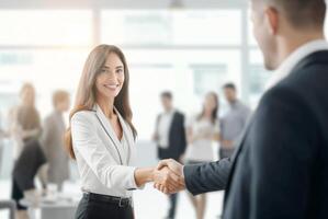 ai generiert erfolgreich Geschäft Partner Geschäftsfrau Handschlag mit Kollegen im beiläufig Kleid foto