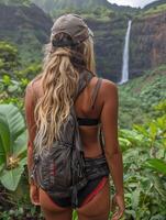 ai generiert genießen ein National Park Abenteuer mit ein Wasserfall Wanderung inmitten üppig Grün alle um foto