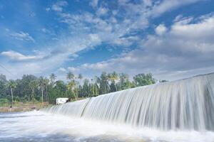 ein schön Aussicht von ein Wasserfall von ein prüfen Damm im Kerala, Indien. foto