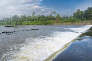 ein schön Aussicht von ein Wasserfall von ein prüfen Damm im Kerala, Indien. foto