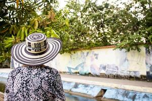 Senior Frau Tourist beim das macondo linear Park im Aracataca das Geburtsort von das kolumbianisch Literatur Nobel Preis- gabriel garcia marquez foto