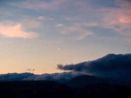 Blau Stunde Über Berge Silhouette foto