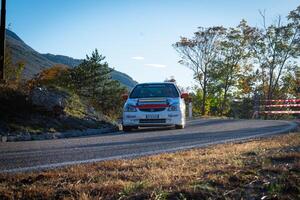 Rallye Rennen Auto auf das Straße während ein Veranstaltung im das Nord Italienisch Region von Trentino in der Nähe von das Stadt von trento - - Geschwindigkeit Rennen im Europa foto