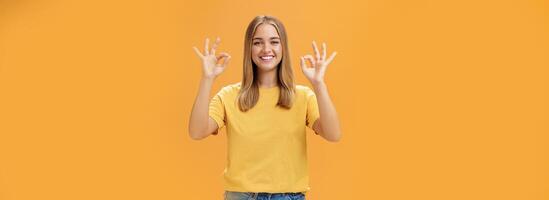 optimistisch charmant Frau mit Messe Haar und Nein bilden im Gelb T-Shirt zeigen okay oder die Genehmigung Geste versichern alles in Ordnung und nichts zu Sorge sie können Griff Projekt allein, lächelnd zuversichtlich foto