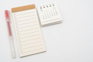 leer prüfen aufführen oder leeren klein Notizblock mit Kontrollkästchen und einfach Schreibtisch Kalender zum Oktober 2024. leer Checkliste zum Text. Kopieren Raum. foto