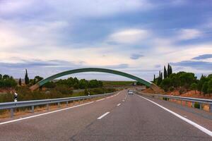 auf das Autobahn im Spanien. Greenwich Meridian ist voraus foto